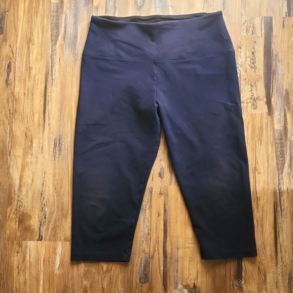 LYSSE navy capri leggings size small